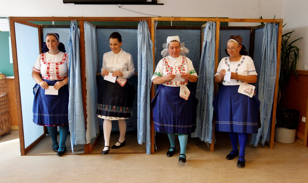 Mujeres húngaras votan con el trje regional en el referéndum convocado en el país sobre las cuotas de migrantes de la UE en Veresegyhaz, Hungría. REUTERS / Bernadett Szabo