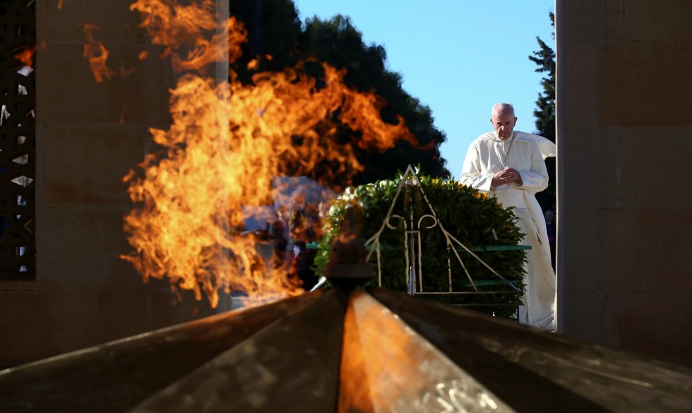 El Papa Francisco reza delante del monumento a los caídos de la Indipendence en Ganjlik, Azerbaiyán 2 de octubre de 2016. REUTERS / Alessandro Bianchi