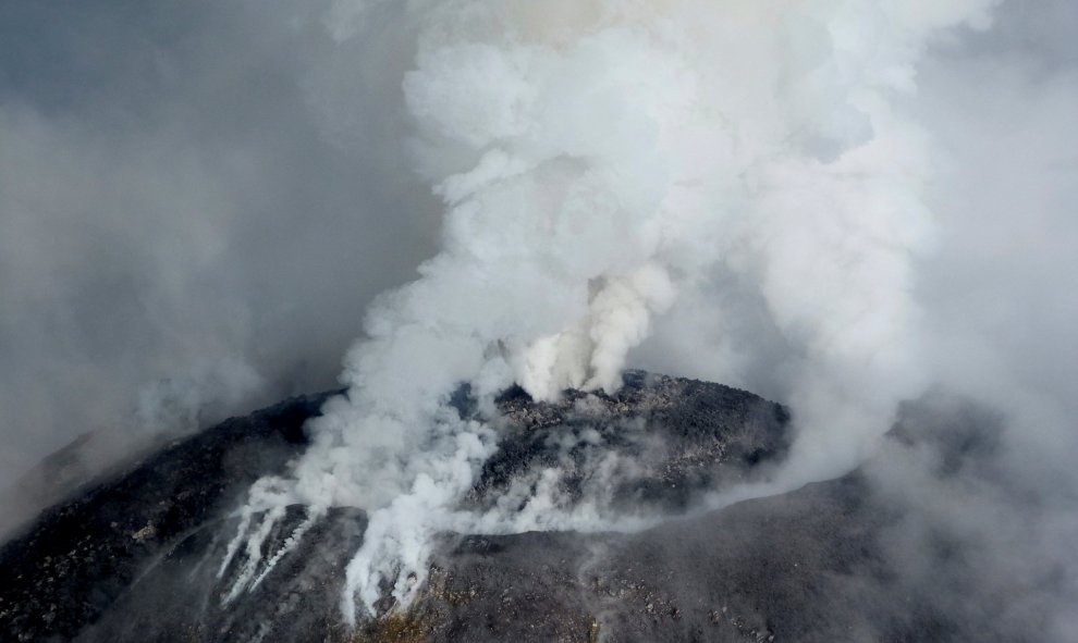 Una vista aérea muestra el cráter del volcán Colima escupiendo gases y cenizas, en México. Protección Civil de Jalisco / Handout través REUTERS