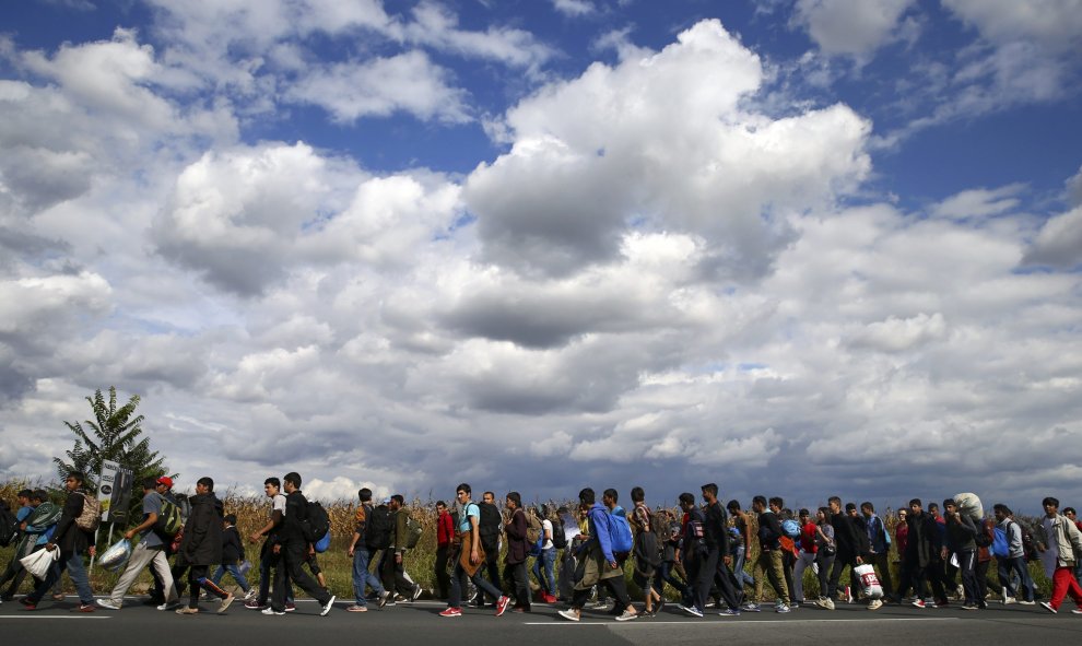 Varios cientos de refugiados y migrantes parten hacia la frontera con Hungría, en Belgrado, Serbia. REUTERS / Marko Djurica