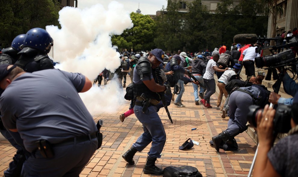 Represión policial en Sudáfrica. Las protestas en la Universidad de Witwatersrand de Johannesburgo por la subida de tasas, que deja fuera de la educación a muchas familias negras o con pocos recursos, han terminado con varios heridos. REUTERS / Siphiwe Si