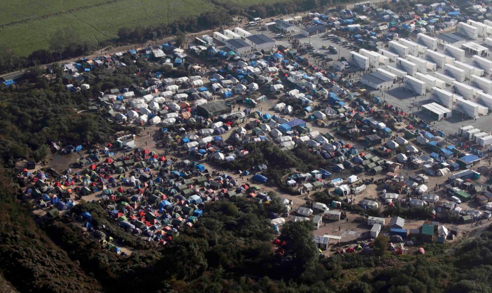 Una vista aérea de La Jungla de Calais (Francia) en la víspera de su evacuación y desmantelamiento.- PASCAL ROSSIGNOL (REUTERS)