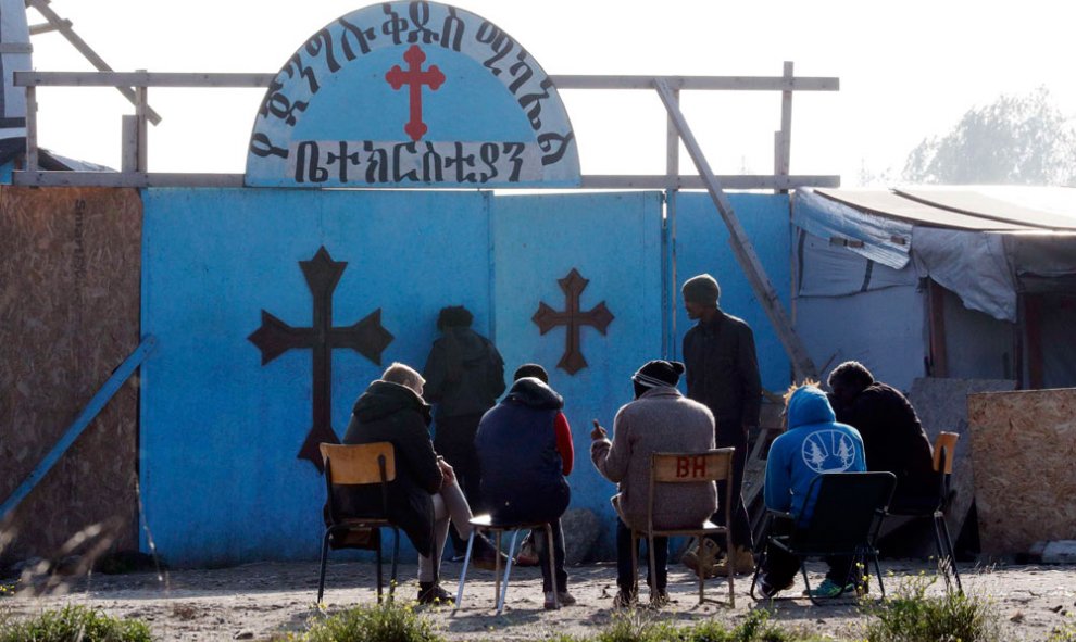 Un centro religioso improvisado, en la víspera de la evacuación y desmantelamiento del mayor centro de inmigrantes de Francia.- PHILIPPE   WOJAZER (REUTERS)