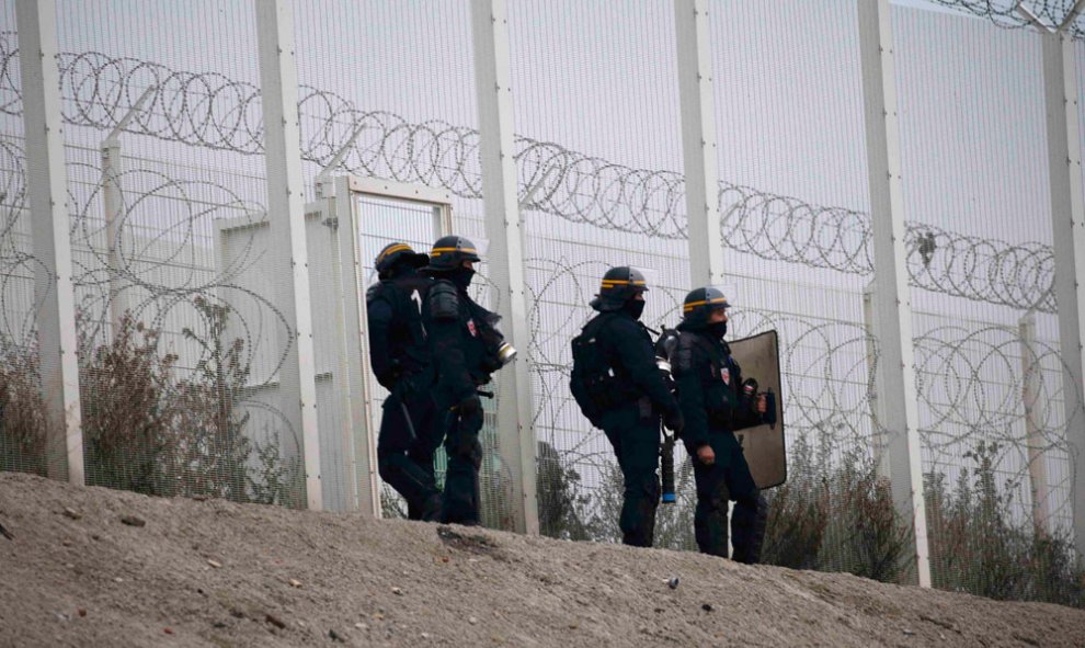 La ciudad francesa de Calais, ha vivido este domingo con tensión las horas previas al inicio del desmantelamiento de La Jungla y la   evacuación de sus miles de habitante.- PASCAL ROSSIGNOL (REUTERS)