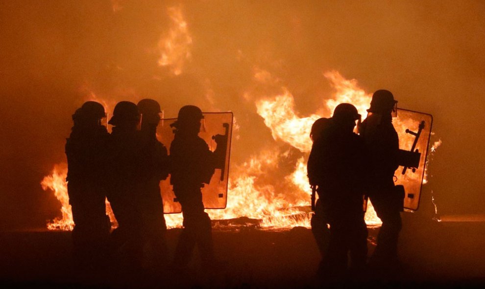 Antidisturbios franceses en la víspera de del desmantelamiento de La Jungla de Calais.- PHILIPPE WOJAZER (REUTERS)