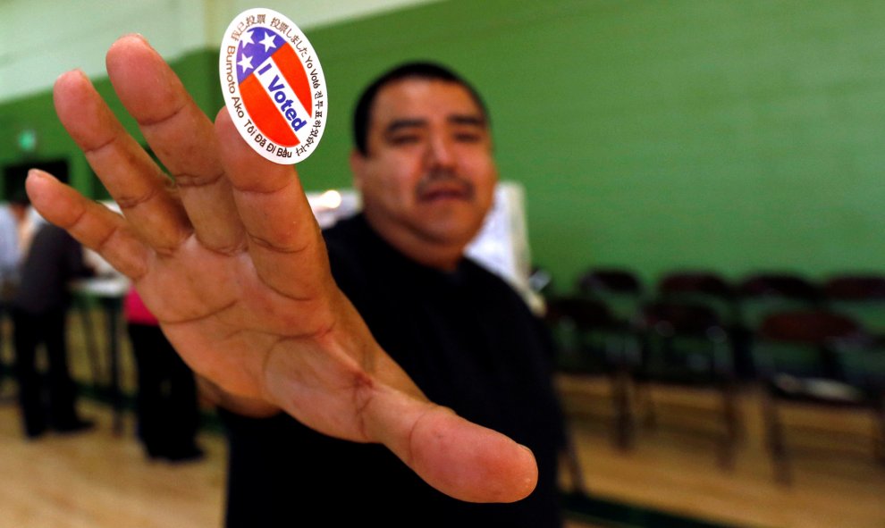 Anthony Partida muestra su pegatina tras haber votado en Los Ángeles, EEUU: / REUTERS