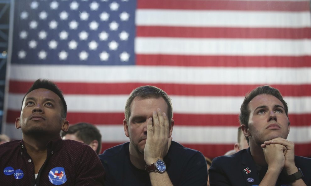 Votantes que apoyan a la candidata demócrata Hillary Clinton reaccionan a los resultados de las elecciones en Nueva York, EEUU. / REUTERS