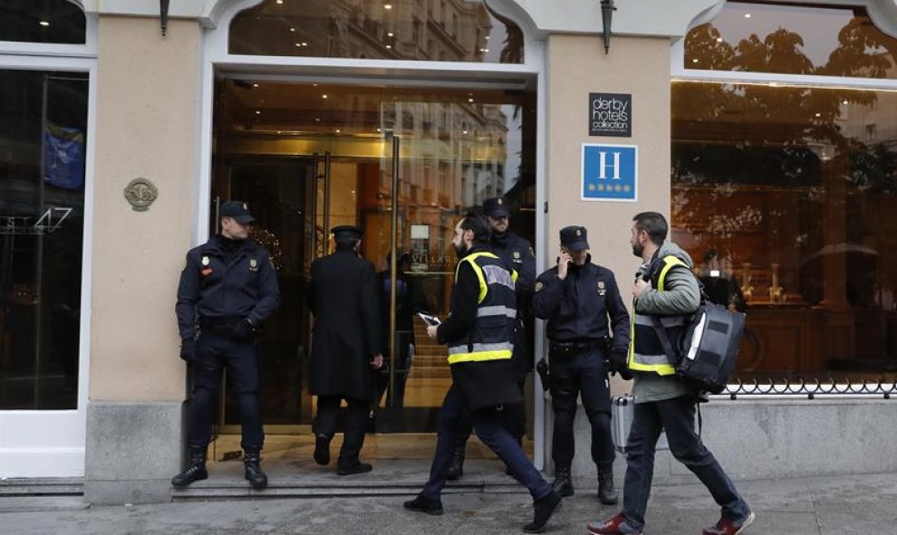 La puerta del hotel Villa Real de Madrid, donde ha muerte este miércoles Rita Barberá / EFE