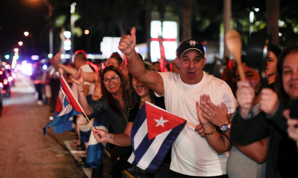 Ciudadanos cubanos esperan la llegada de la Caravana de la Eternidad en Camagüey./ REUTERS