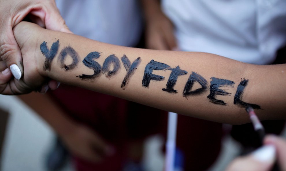 Una joven con el brazo pintado con las palabras "Yo soy Fidel", durante el recorrido de las cenizas de Fidel Castro en Bayamo, Cuba. REUTERS