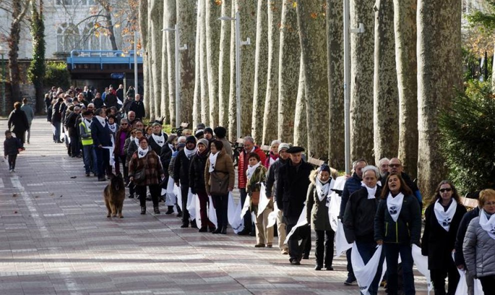 Cadena humana organizada por la asociación de familiares de presos de ETA, Etxerat, a su paso por el paseo de la Senda, para denunciar la política de dispersión coincidiendo con el Día Internacional de los Derechos Humanos. EFE / José Ramón Gómez