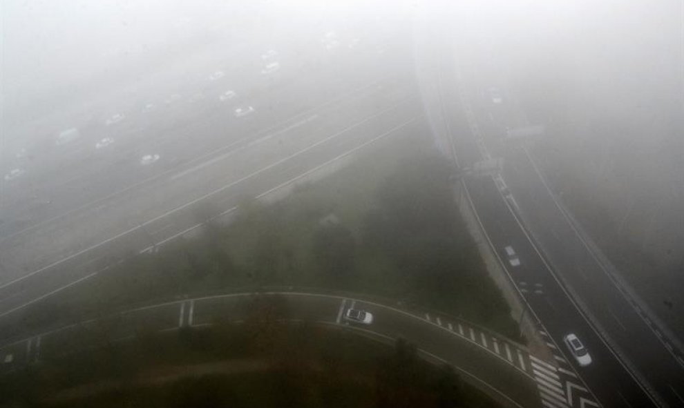 Aspecto de la carretera de circunvalación M-30 de Madrid, en una jornada que ha amanecido con una densa niebla sobre la capital. EFE/Emilio Naranjo