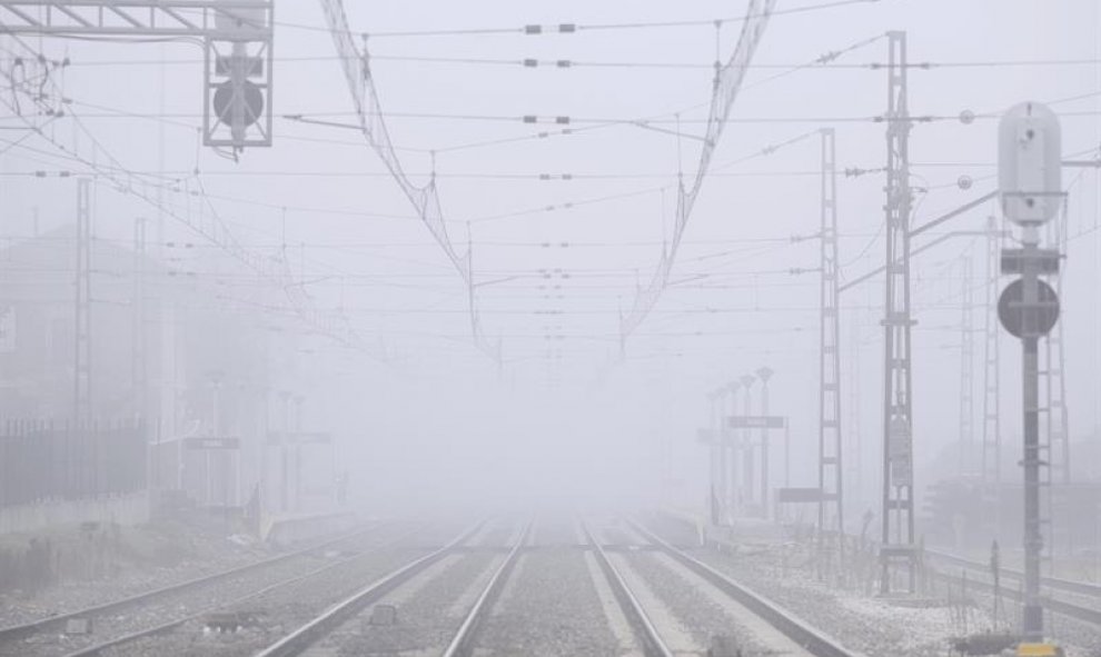 La niebla mantiene hoy, un día más, en alerta amarilla, la de menor riesgo, el área de la Meseta de todas las provincias de Castilla y León, aunque con algo más de visibilidad, hasta los cien metros, ya que ayer en algunas zonas llegó a ser nula.En la ima