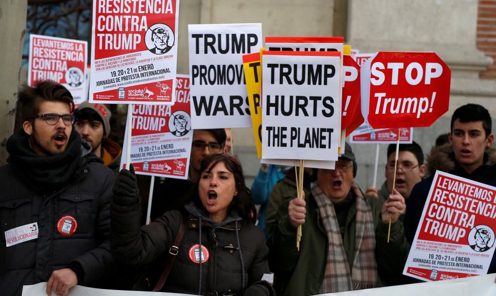 En España, la llegada de Trump a la presidencia también ha estado marcada por las protestas. Imagen del 20 de enero en Madrid / REUTERS