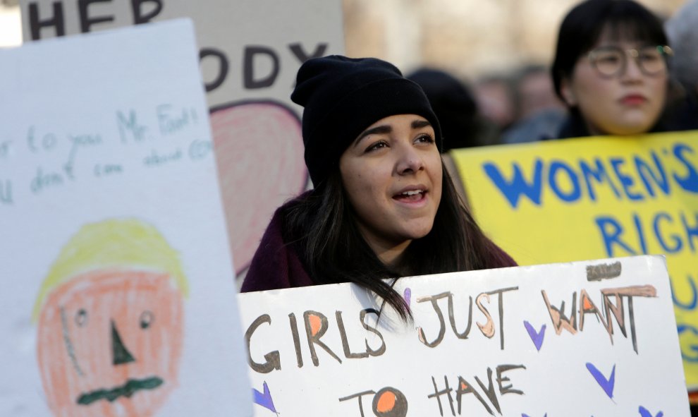 Las mujeres son las que lideran la protesta contra Trump. En la imagen, una joven en la manifestación que ha tenido lugar el 20 de enero en Praga / REUTERS