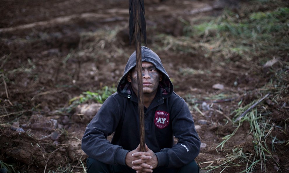 Un shuar de Tunants hace guardia en la carretera en los cortes que hicieron dentro de las comunidades para impedir que los militares entraran violentamente a su territorio. -EDU LEÓN