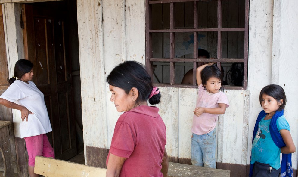 La preocupación entre niños y mujeres de Yunkuapais ante la posible entrada de militares a su comunidad-. EDU LEÓN