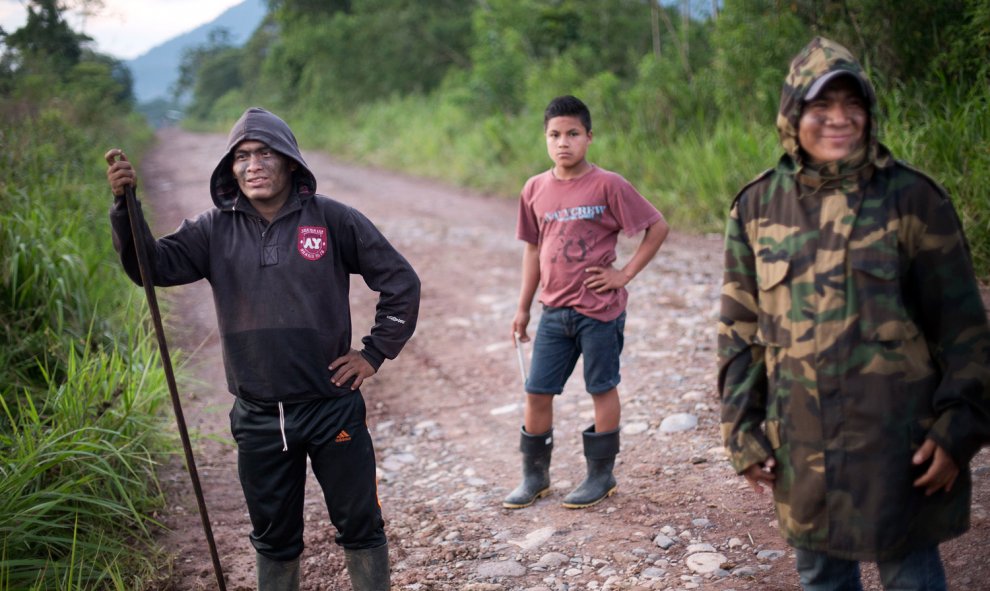 Shuar de Tunants hacen guardia en la carretera en los cortes que hicieron dentro de las comunidades para impedir que los militares entraran violentamente a su territorio.- EDU LEÓN