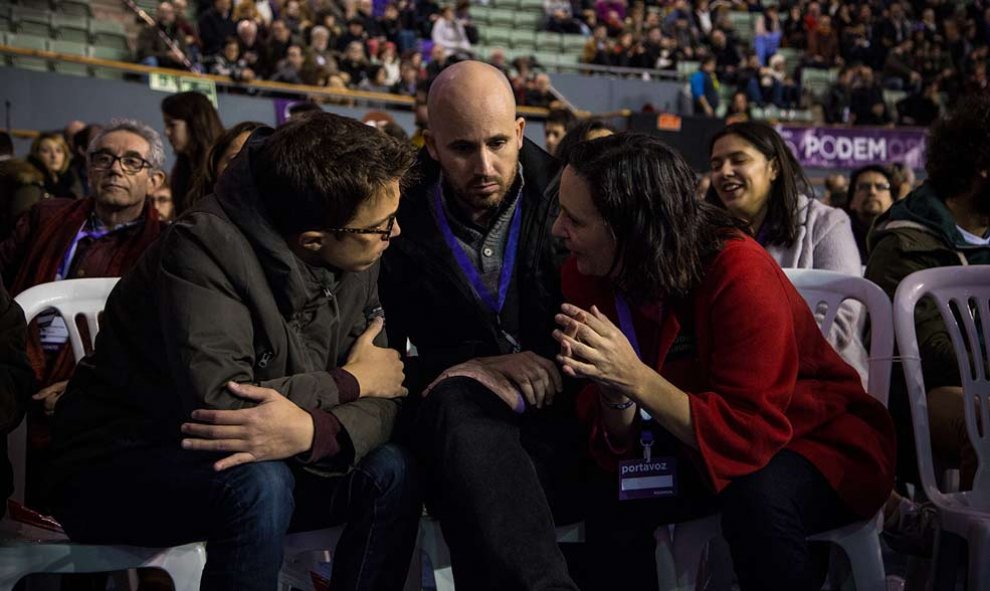 Íñigo Errejón habla con la neutral Carolina Bescansa ante la mirada de otro neutral, Nacho Álvarez. | JAIRO VARGAS