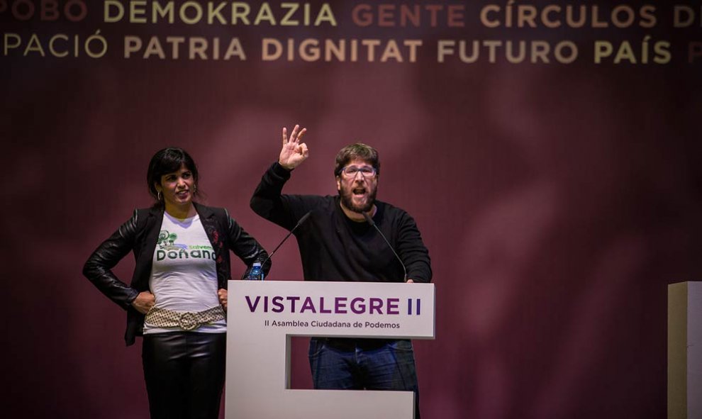 Miguel Urbán levantó el pabellón de Vistalegre con un un discurso apasionado. A su lado, la otra gran figura de Anticapitalistas, Teresa Rodríguez, líder de Podemos en Andalucía. | JAIRO VARGAS