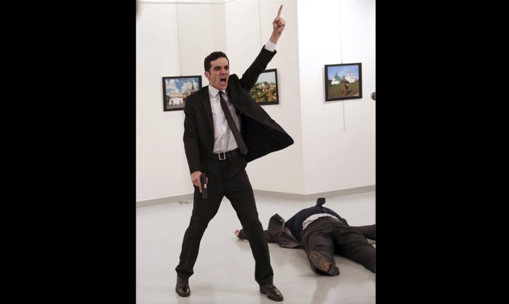 Fotografía facilitada por la organización World Press Photo (WPP) este lunes, que muestra la imagen tomada por el fotógrafo Burhan Ozbilici de la agencia Associated Press (AP) momentos después de que el agente de policía Mevlut Mert Altintas disparase al