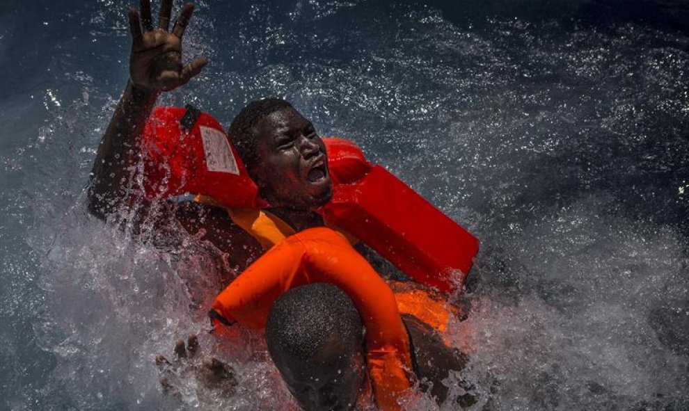 Fotografía que muestra una imagen tomada por el fotógrafo británico Mathieu Willcocks que ha sido galardonada con el tercer premio en historias de 'Noticias de Actualidad' de los World Press Photo. En la imagen aparecen dos hombres que luchan por mantener