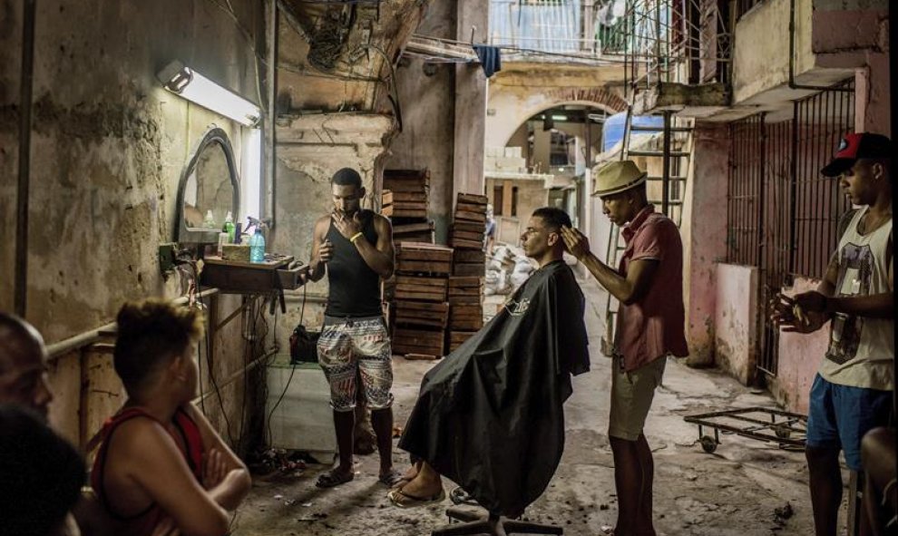 Fotografía que muestra una instantánea ganadora del primer premio World Press Photo en el apartado Historias de la categoría Vida Cotidiana, tomada por el fotógrafo chileno del diario The New York Times Tomás Munita. La imagen muestra una vieja barbería e