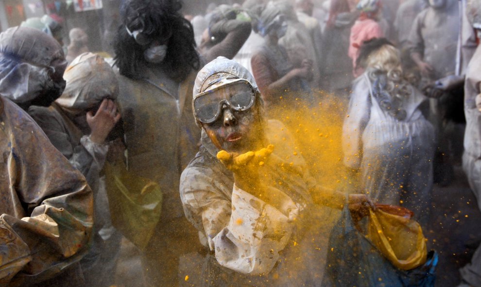 Miles de griegos celebran en la ciudada portuaria de Galaxidi la 'Guerra de la harina de colores'. Este 'lunes de ceniza' pone fin al Carnaval y da paso a la Cuaresma. REUTERS/Alkis Konstantinidis