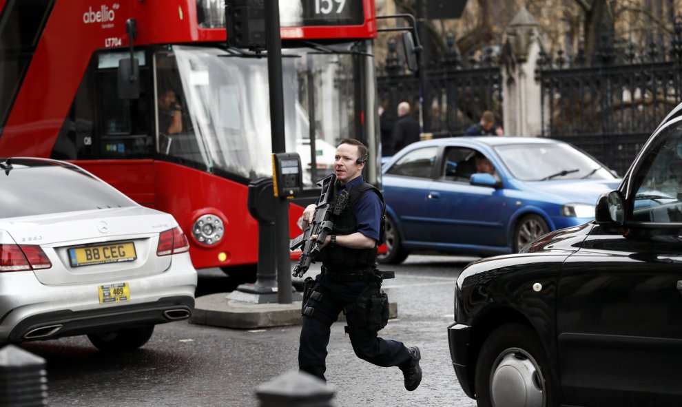 Un policía corre tras el ataque / REUTERS