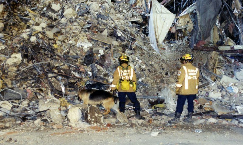 Expertos del FBI recaban evidencias en después de que el vuelo 77 de American Airlines impactase contra las instalaciones del Pentágono el 11-S. EFE