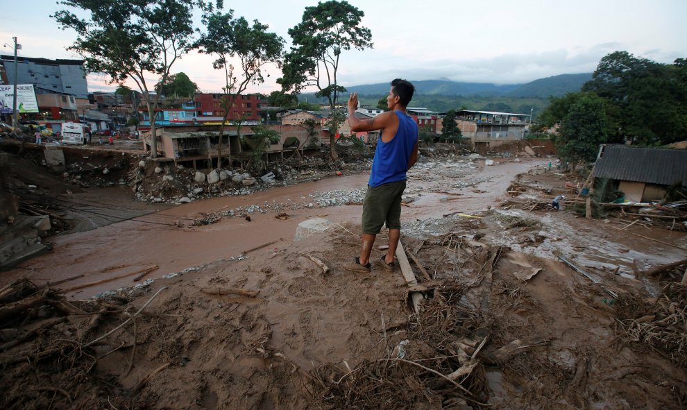 Un hombre observa los escombros de Mocoa. Más de 200 personas han muerto en la avalancha ras el desborde de tres ríos al sur de Colombia.- REUTERS/Jaime Saldarriaga