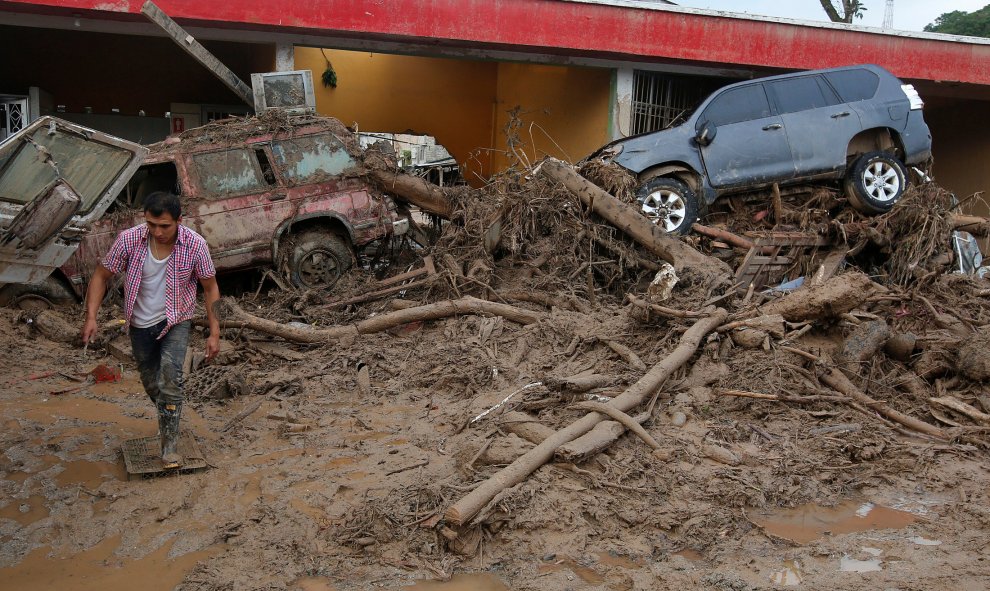 Un hombre camina entre los escombros y destrozos causados por la avalancha en Mocoa, al su de Colombia, que ha causado más de 200 muertos.- REUTERS/ Jaime Saldarriaga