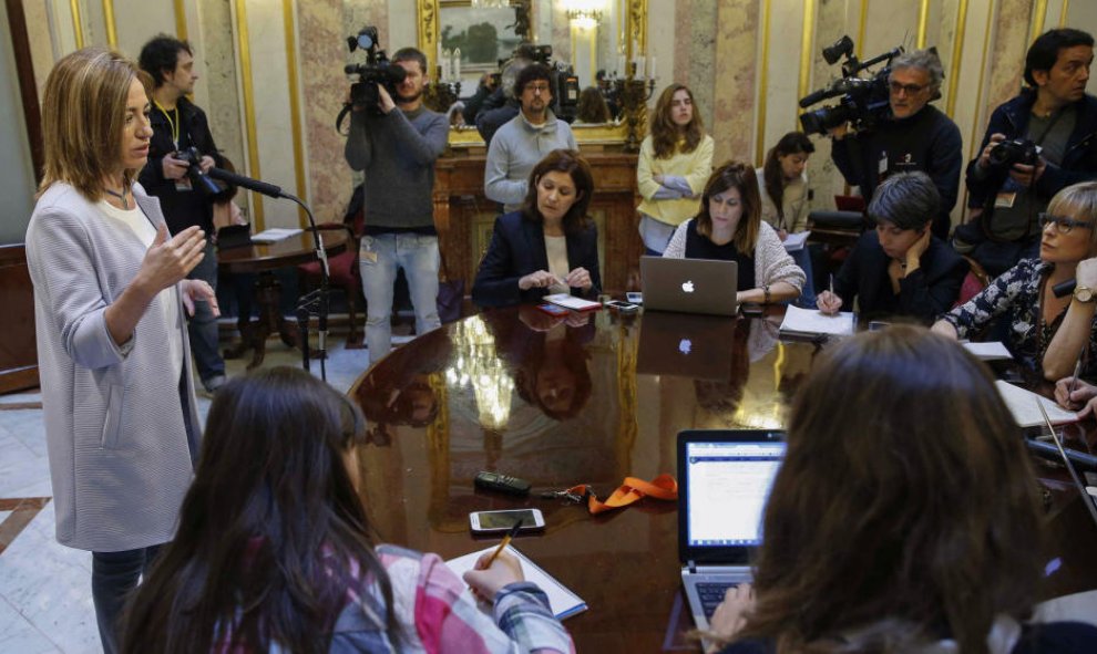 Carme Chacón, explicando los motivos de su renuncia a encabezar la lista de Barcelona, el 28 de abril de 2016 en el Congreso. EFE