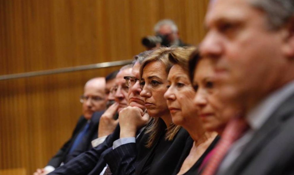 El último acto público de Carme Chacón. En la imagen, la exministra está acompañada por los exministros José Montilla, Fran Caamaño, Jesús Caldera, Jordi Sevilla, Magdalena Álvarez y Elena Espinosa, el pasado 3 de abril de 2017 en el Congreso de los Diput