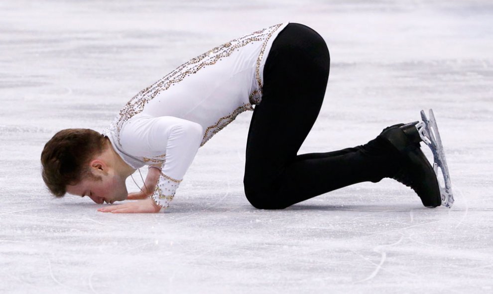 Un patinador besa la pista helada de patinaje en los mundiales de patinaje sobre hielo de 2017. REUTERS