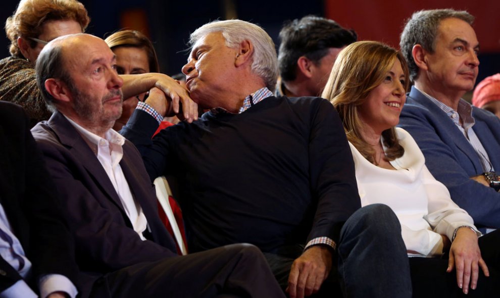 Felipe González le besa la mano a un militante durante la presentación de la candidatura de Susana Díaz para liderar el PSOE. REUTERS