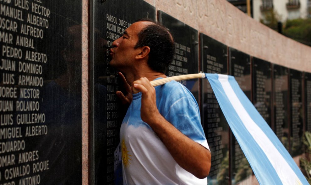 Un hombre besa en Buenos Aires el muro donde están escritos los nombres de aquellos que murieron en la guerra entre Argentina y Gran Bretaña en 1982. REUTERS