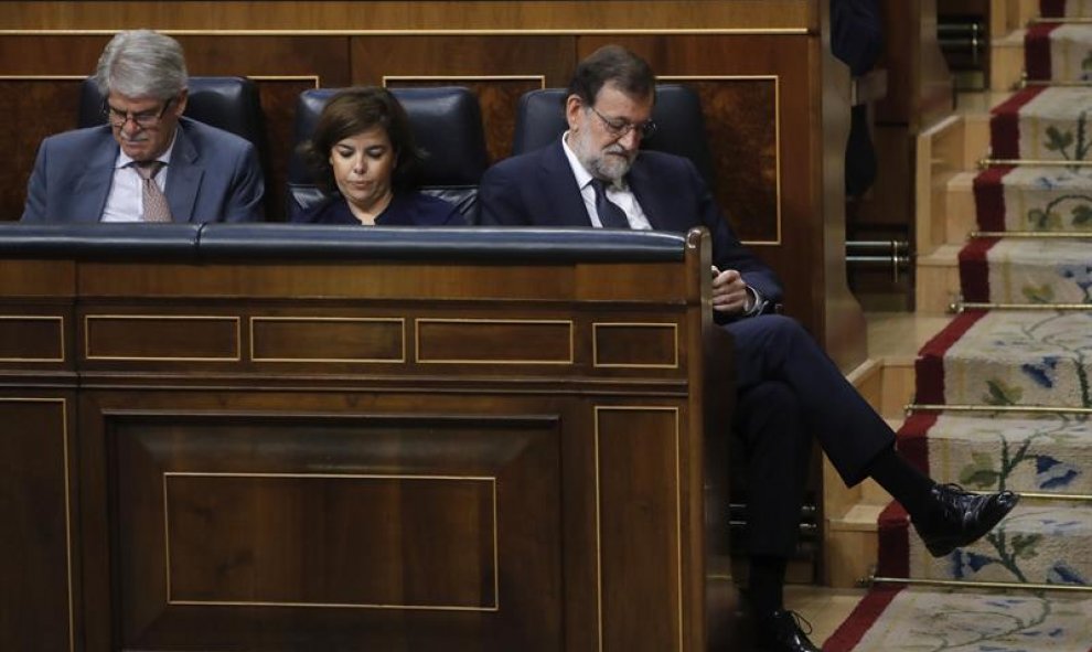 El presidente del Gobierno, Mariano Rajoy, la vicepresidenta del Ejecutivo, Soraya Sáenz de Santamaría, y el ministro de Asustos Exteriores, Alfonso Dastis, durante el debate de la moción de censura de Unidos Podemos contra Rajoy. EFE/Juan Carlos Hidalgo