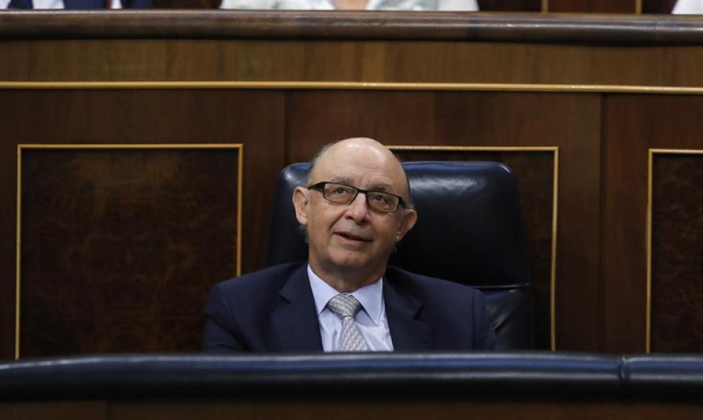 El ministro de Hacienda y Función Pública, Cristóbal Montoro, escucha a la portavoz de Unidos Podemos, Irene Montero, durante su intervención en el Congreso con la que ha comenzado el debate de la moción de censura. EFE/Juan Carlos Hidalgo