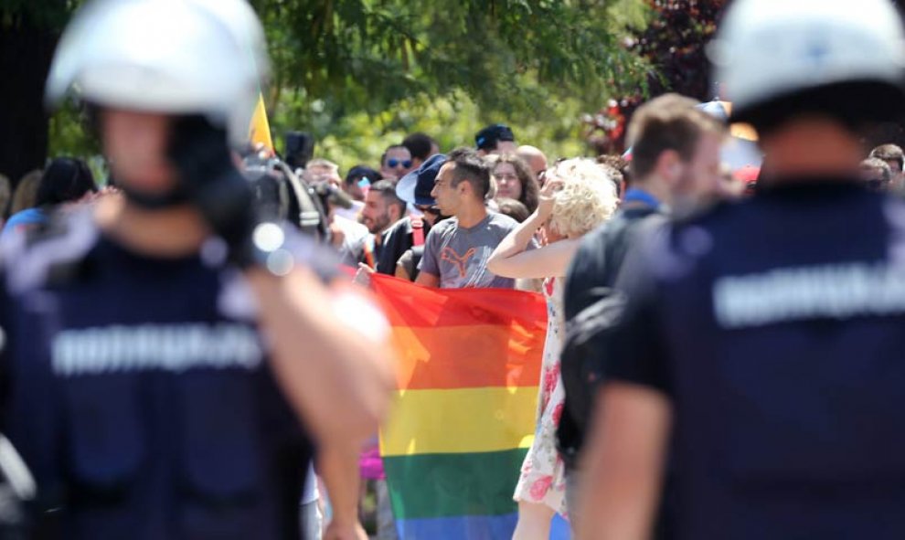 En Belgrado los manifestantes estuvieron escoltados por una fuerte presencia policial. | KOCA SULEJMANOVIC (EFE)