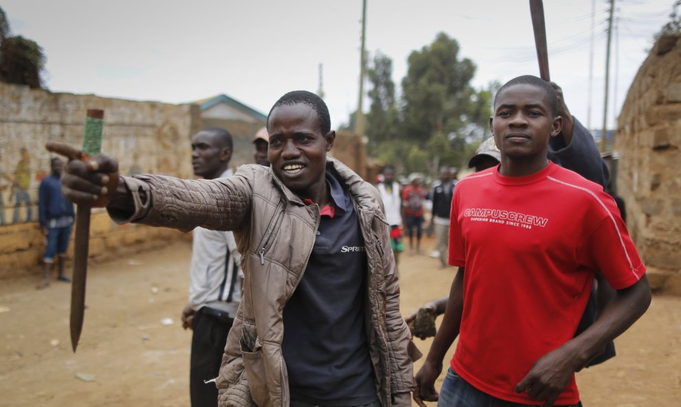 Manifestantes de la oposición retan a la Policía en Kenia.EFE/Dai Kurokawa