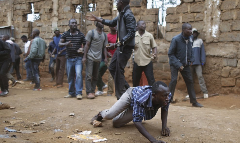 Simpatizantes del líder de la oposición en Kenia Raila Odinga se enfrentan a la Policía.EFE/Dai Kurokawa