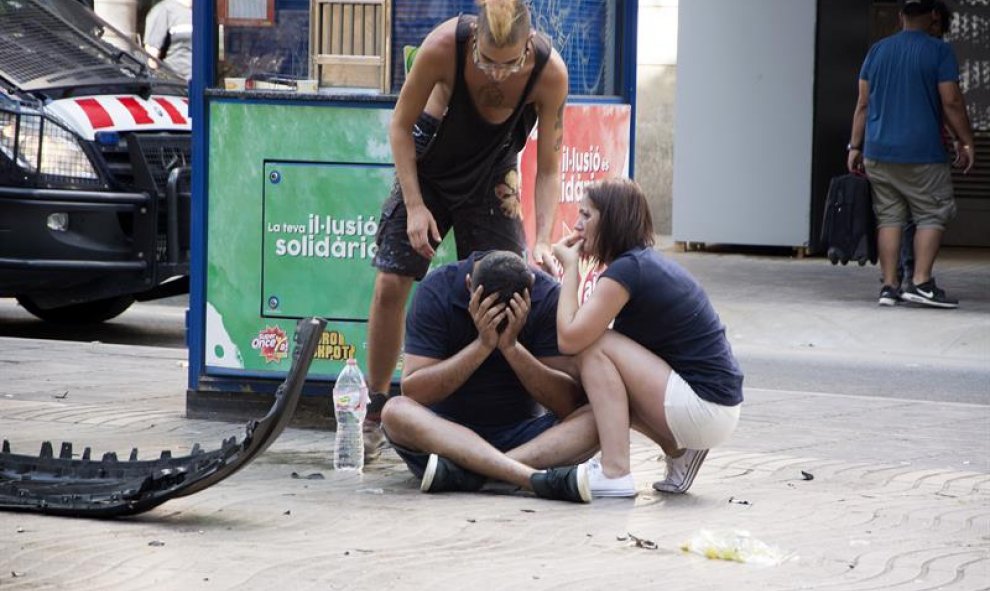 Una furgoneta atropella a decenas de personas en el centro de Barcelona. / EFE