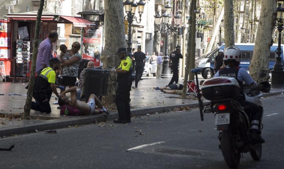 Una furgoneta atropella a decenas de personas en el centro de Barcelona. / EFE