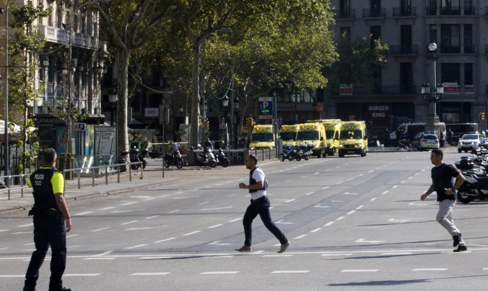 Las imágenes del atropello en Las Ramblas de Barcelona. / EFE