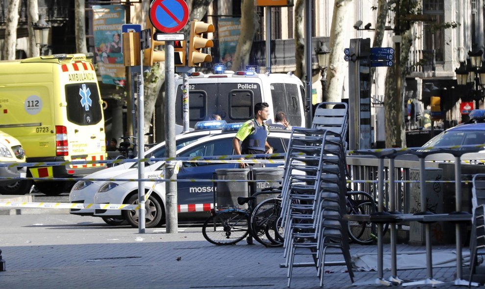 Las imágenes del atropello en Las Ramblas de Barcelona. / EFE