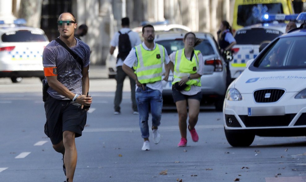 Las imágenes del atropello en Las Ramblas de Barcelona. / EFE