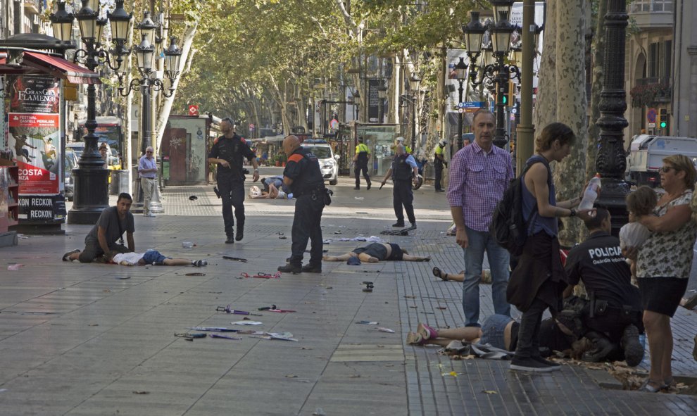 Las imágenes del atropello en Las Ramblas de Barcelona. / EFE