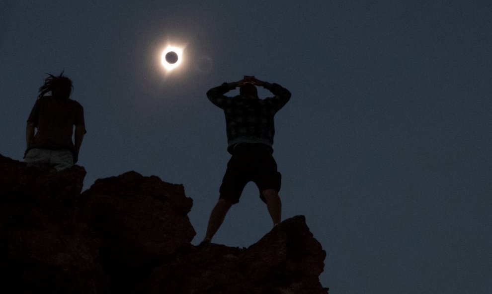 Un par de personas observan el ecliopse de Sol en Oregon (EEUU). REUTERS/Adrees Latif