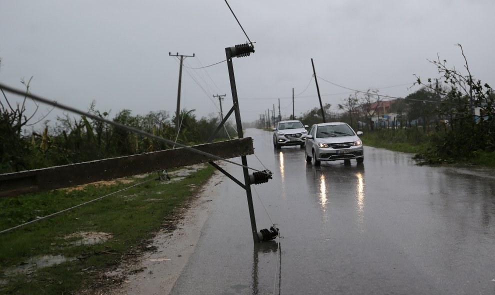 Vista de una carretera tras el paso del huracán en Caibarién (Cuba). EFE/Alejandro Ernesto